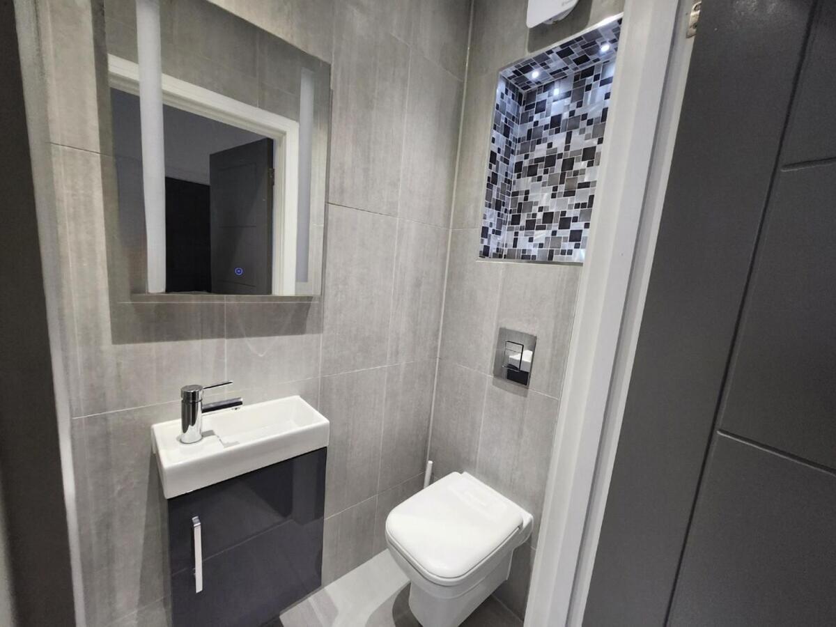 Modern 2br Near Tube Apartment