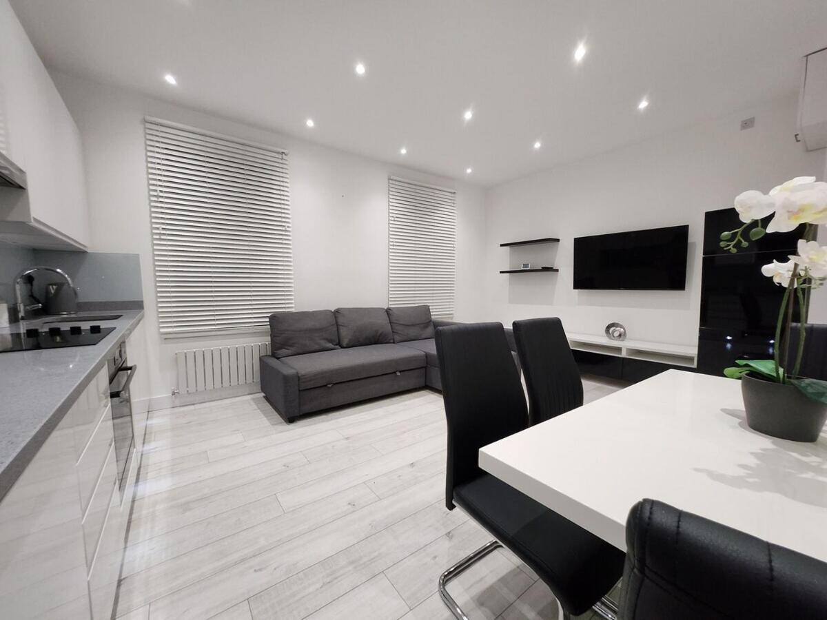 Modern 2br Near Tube Apartment *