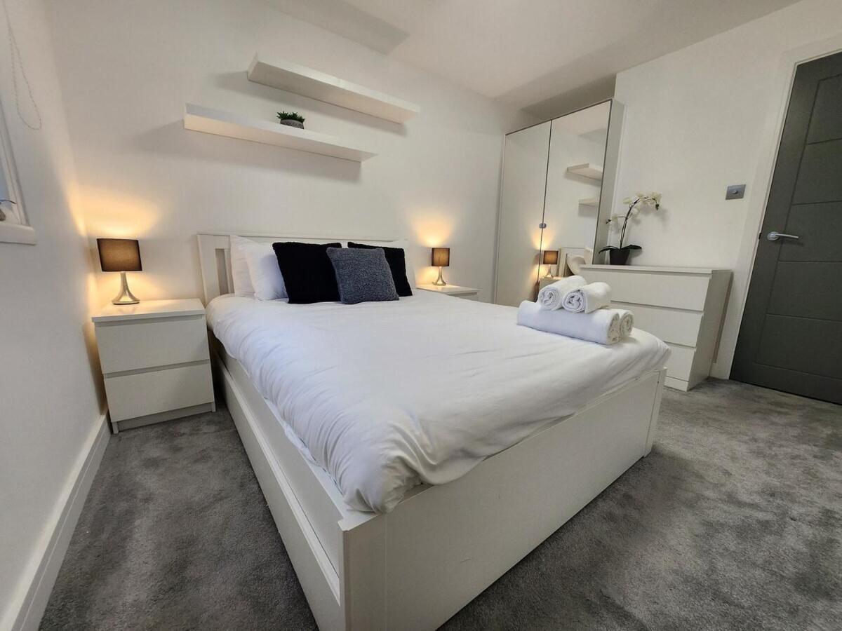 Modern 2br Near Tube *