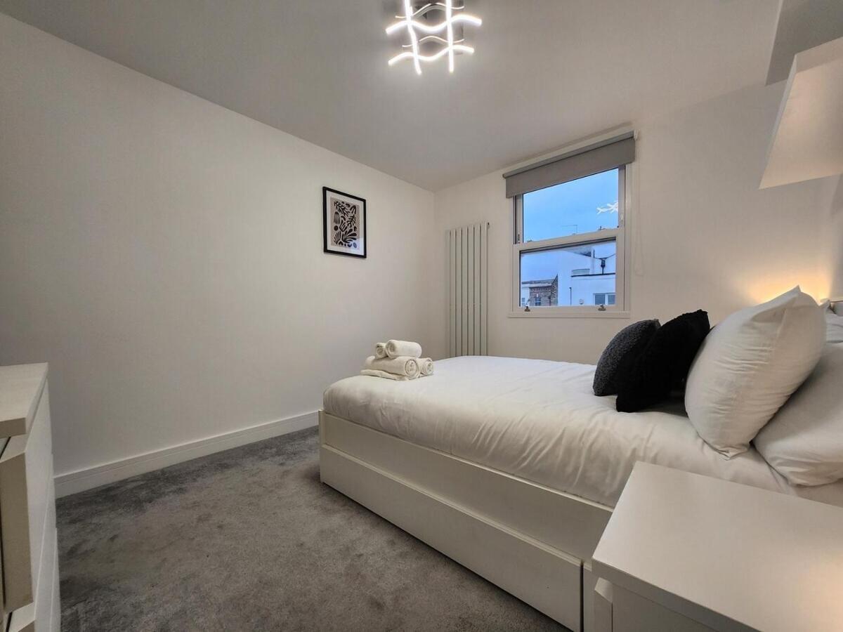 Modern 2br Near Tube