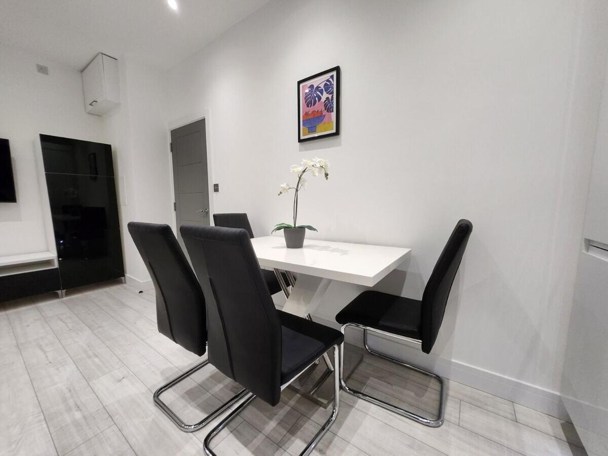 Modern 2br Near Tube Apartment *