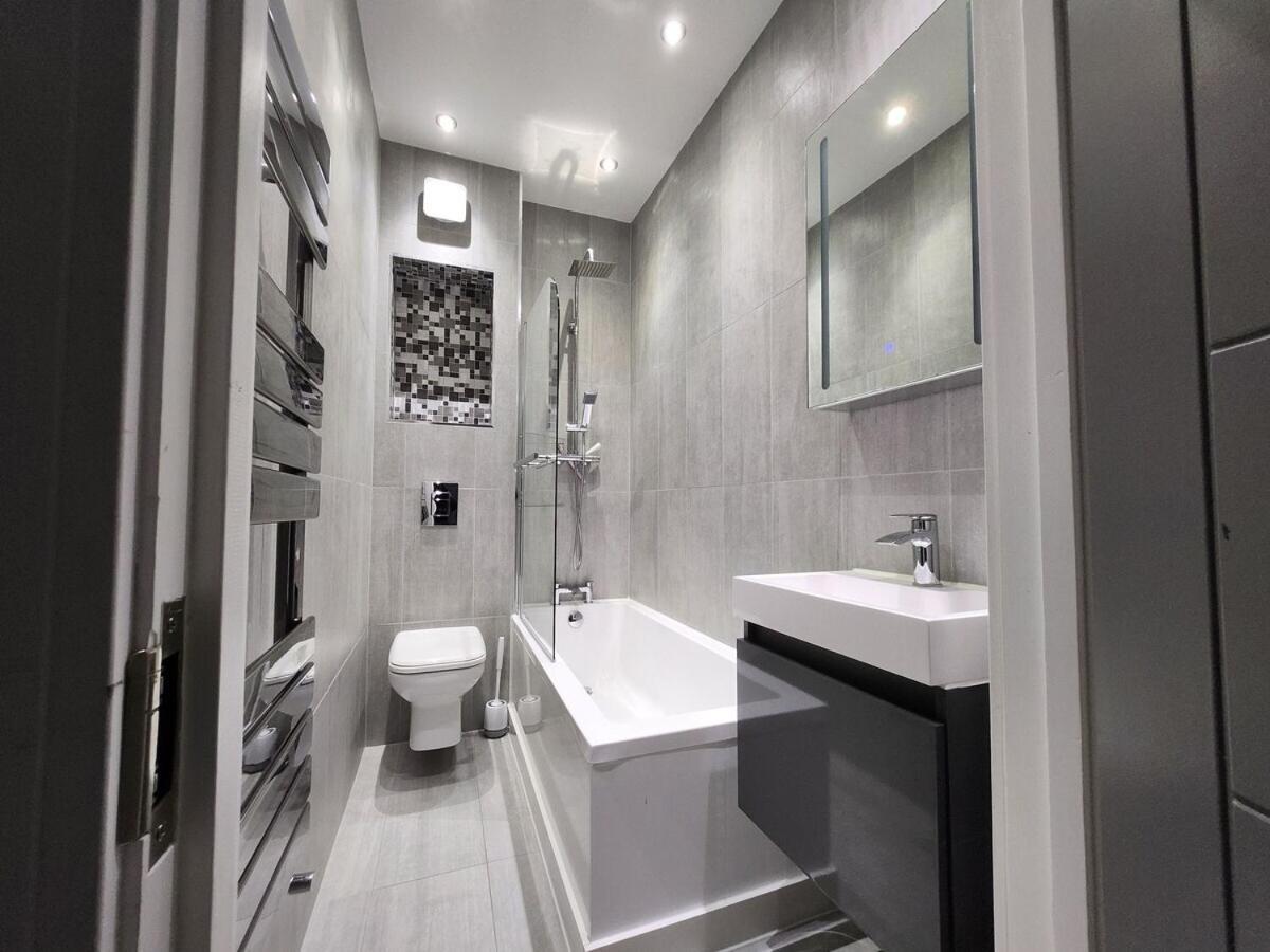 Modern 2br Near Tube Apartment London